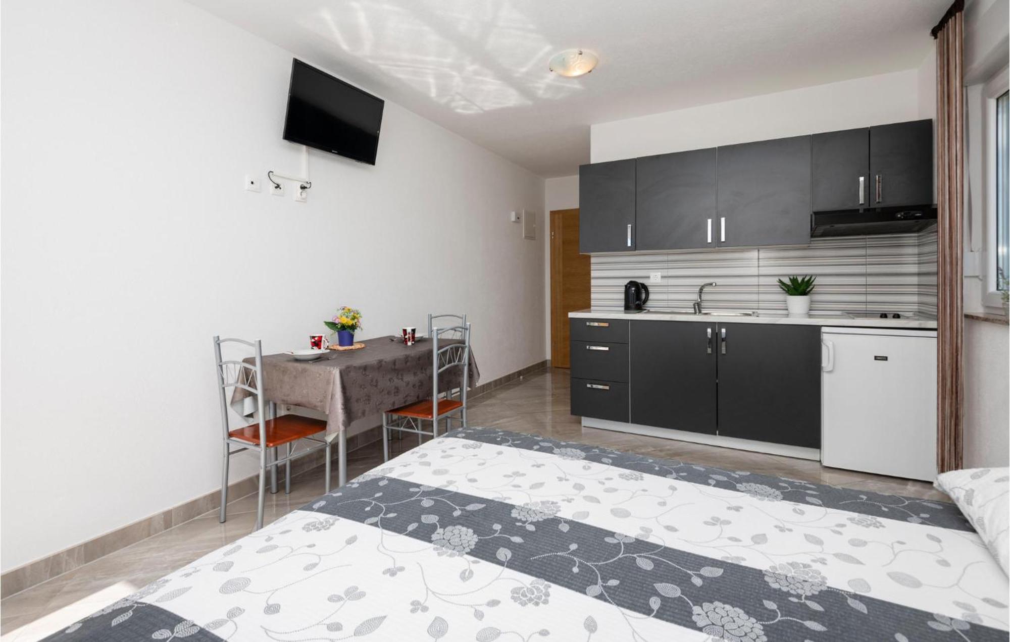 Stunning Apartment In Krvavica With Kitchen Buitenkant foto