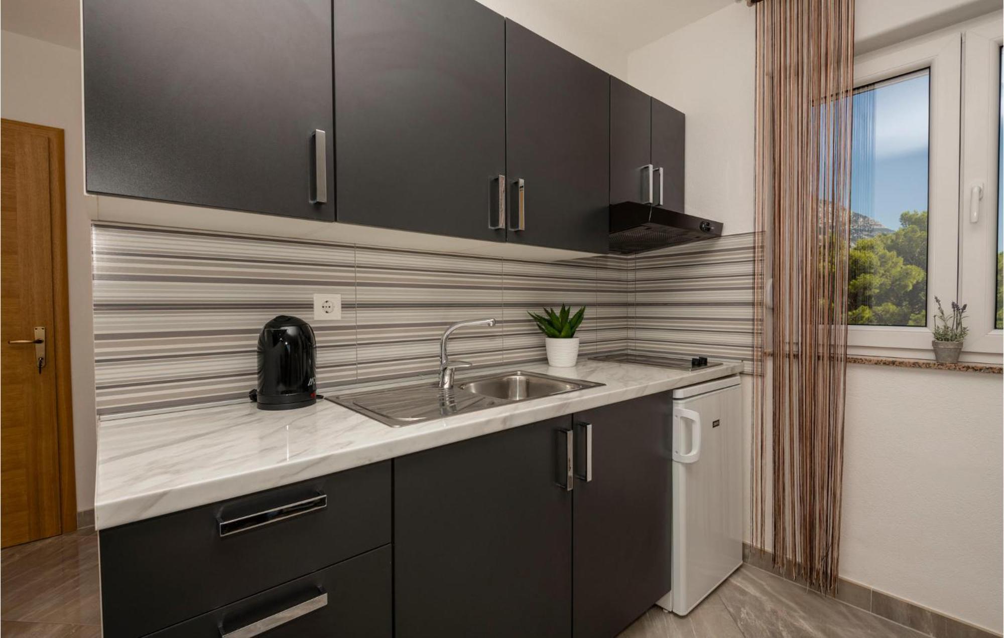 Stunning Apartment In Krvavica With Kitchen Buitenkant foto